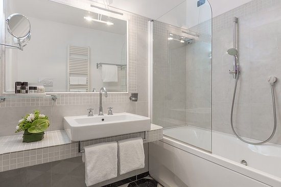 Hotel Fenix — Bathroom