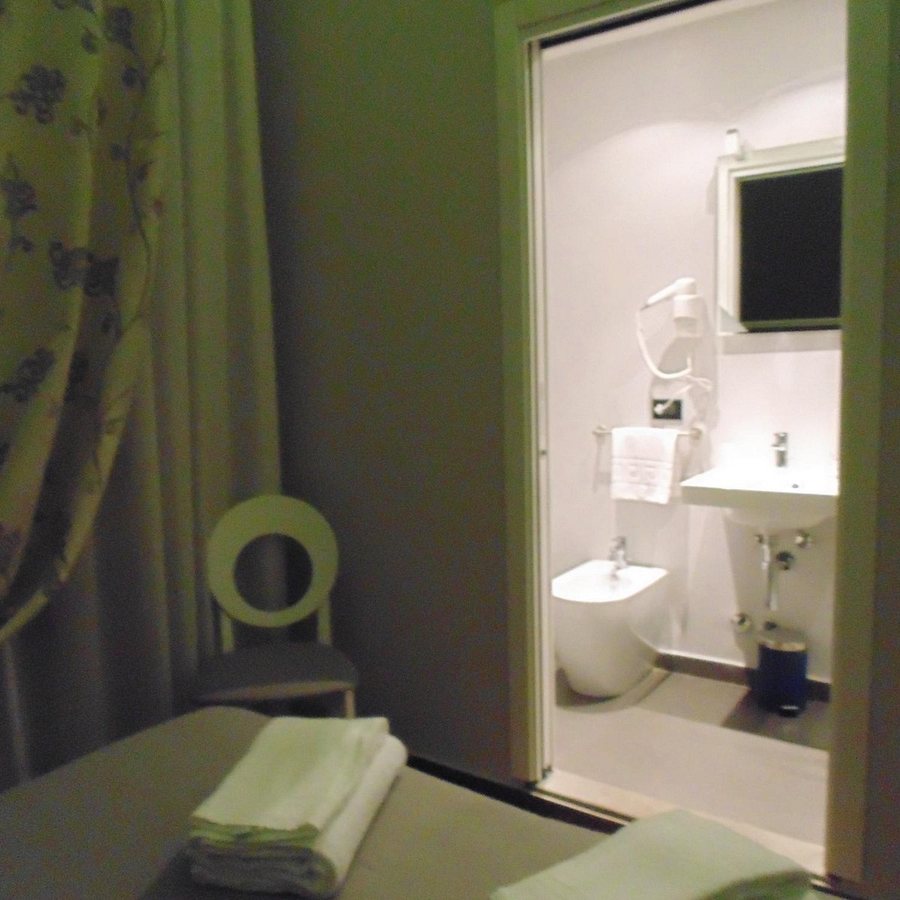 Hotel Ferrucci — Bathroom