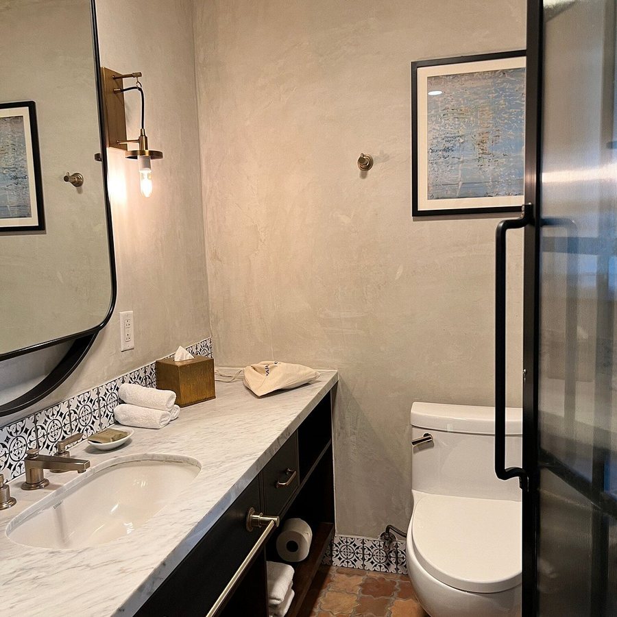 Hotel Figueroa Unbound Collection by Hyatt — Bathroom