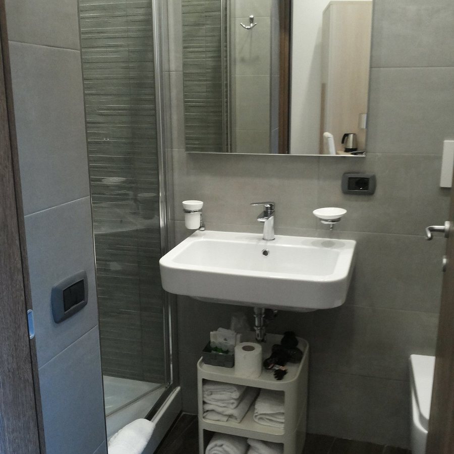 Hotel Fiori — Bathroom