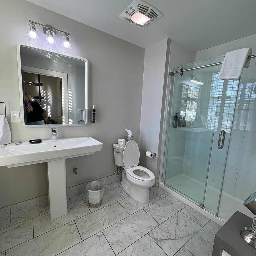 Hotel Florence Tapestry Collection by Hilton — Bathroom
