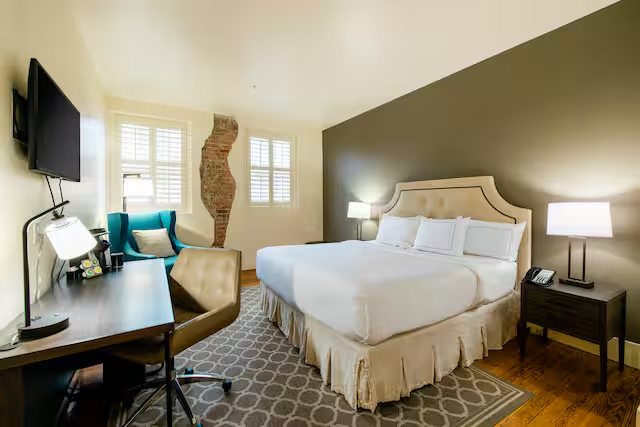 Hotel Florence Tapestry Collection by Hilton — Guest room