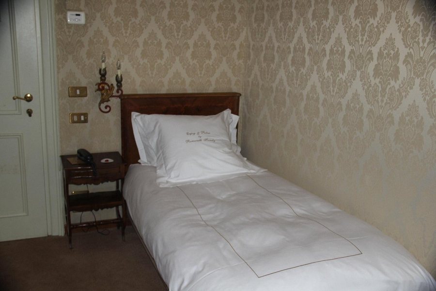 Hotel Florida — Guest room