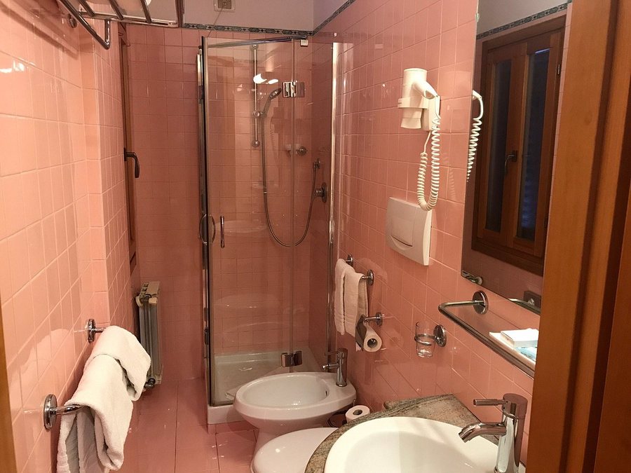 Hotel Flower Garden — Bathroom
