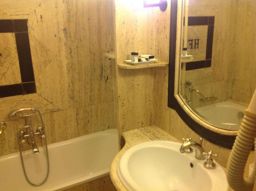 Hotel Fontana — Bathroom