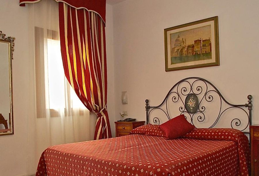 Hotel Fontana — Guest room
