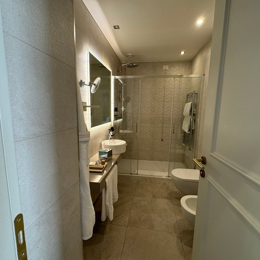 Hotel Fori Imperiali Cavalieri — Bathroom