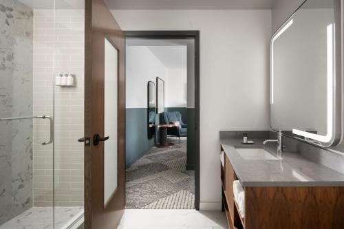Hotel Forty Five Macon A Tribute Portfolio Hotel — Bathroom