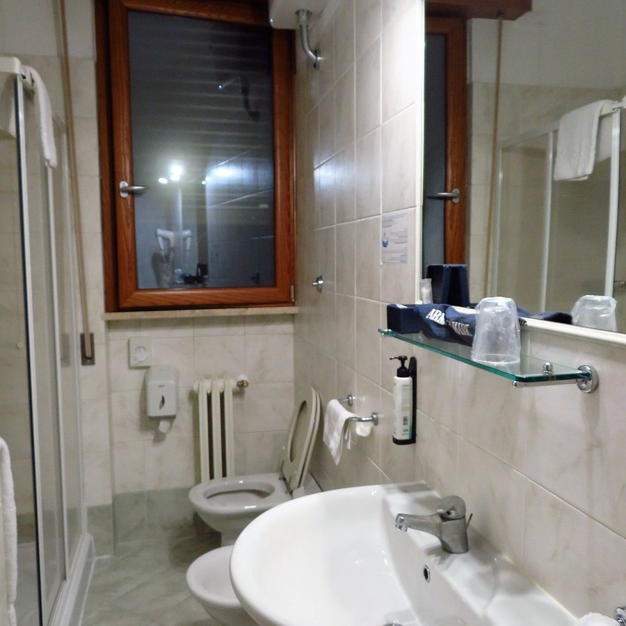Hotel Franchi — Bathroom