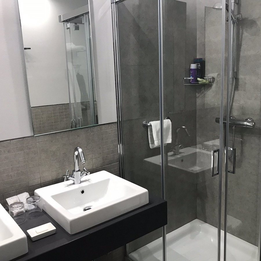 Hotel Francisco I — Bathroom