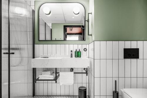 Hotel Fratelli — Bathroom