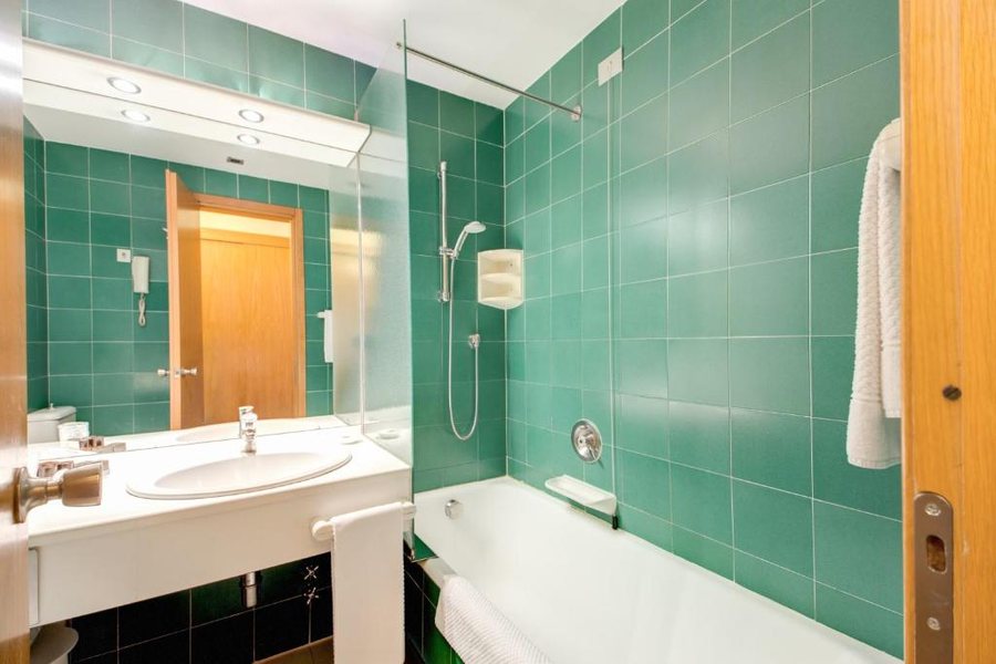 Hotel Galileo — Bathroom