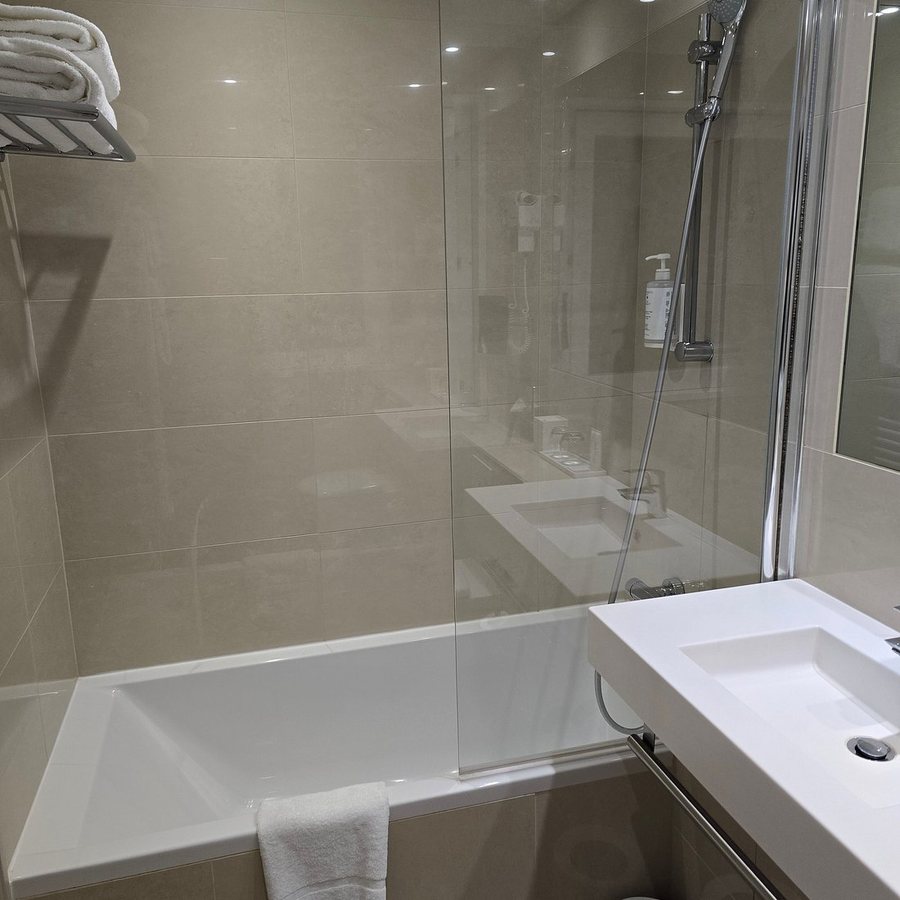 Hotel Galileo — Bathroom