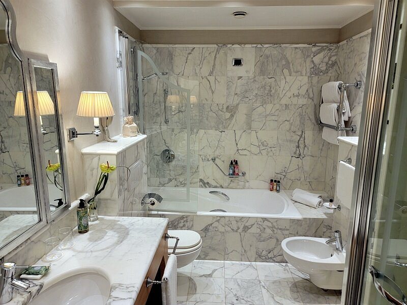Hotel Galleria — Bathroom