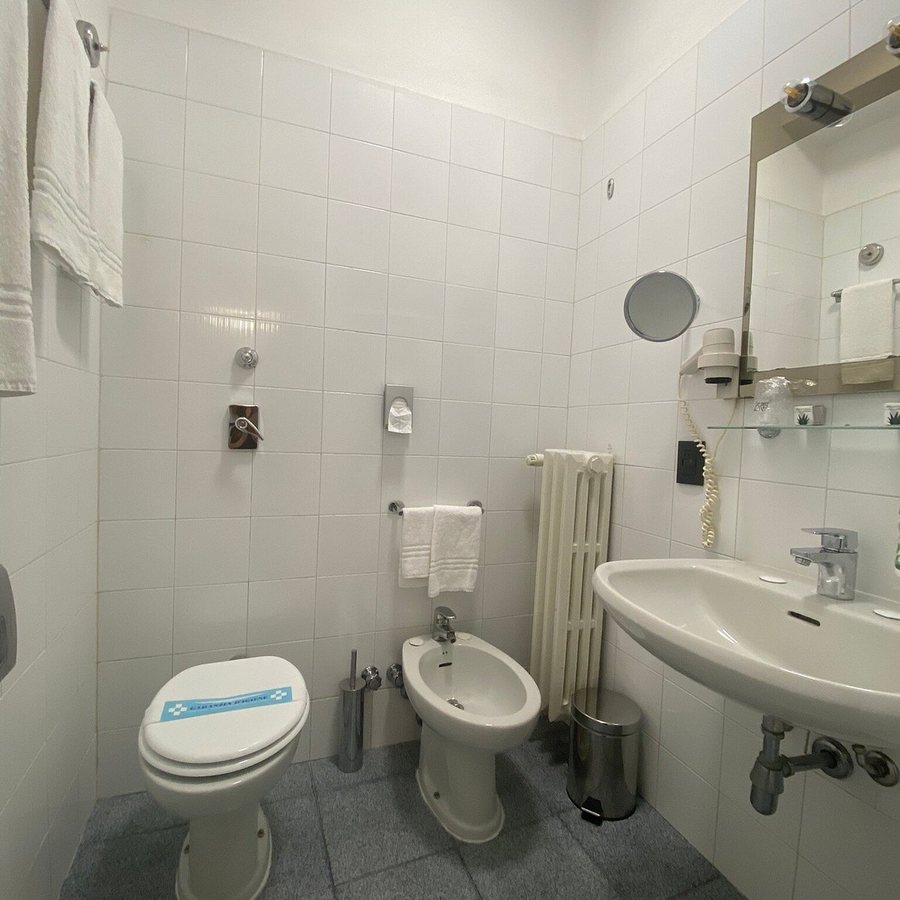 Hotel Gamma — Bathroom