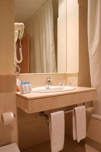 Hotel Garbi Costa Luz — Bathroom