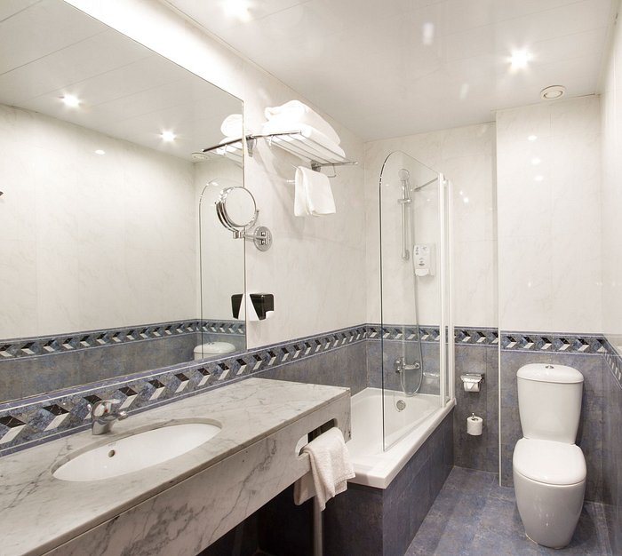 Hotel Garbi Mil lenni Barcelona Catalonia — Bathroom