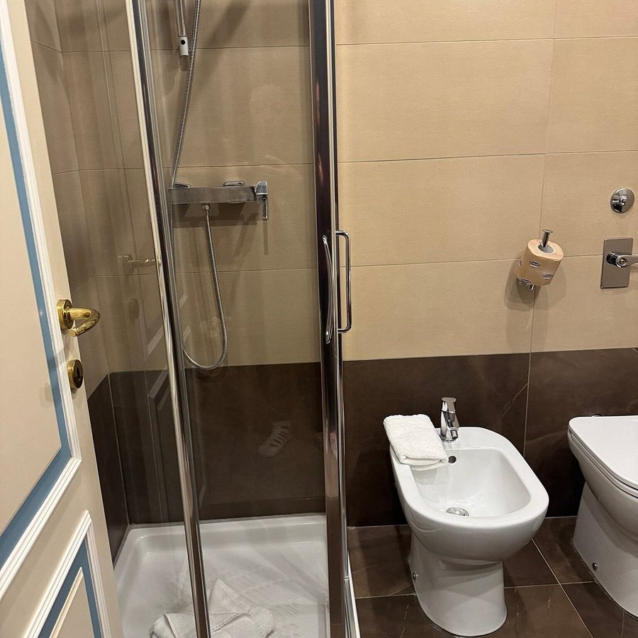 Hotel Garda — Bathroom