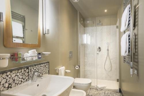 Hotel Garibaldi Blu — Bathroom