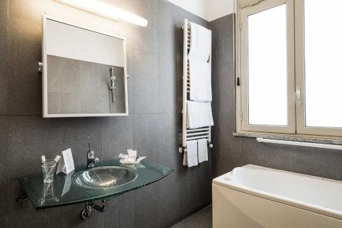Hotel Garibaldi — Bathroom