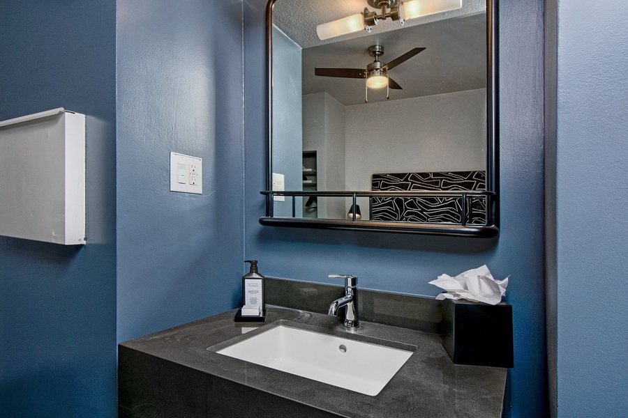 Hotel Garrett — Bathroom