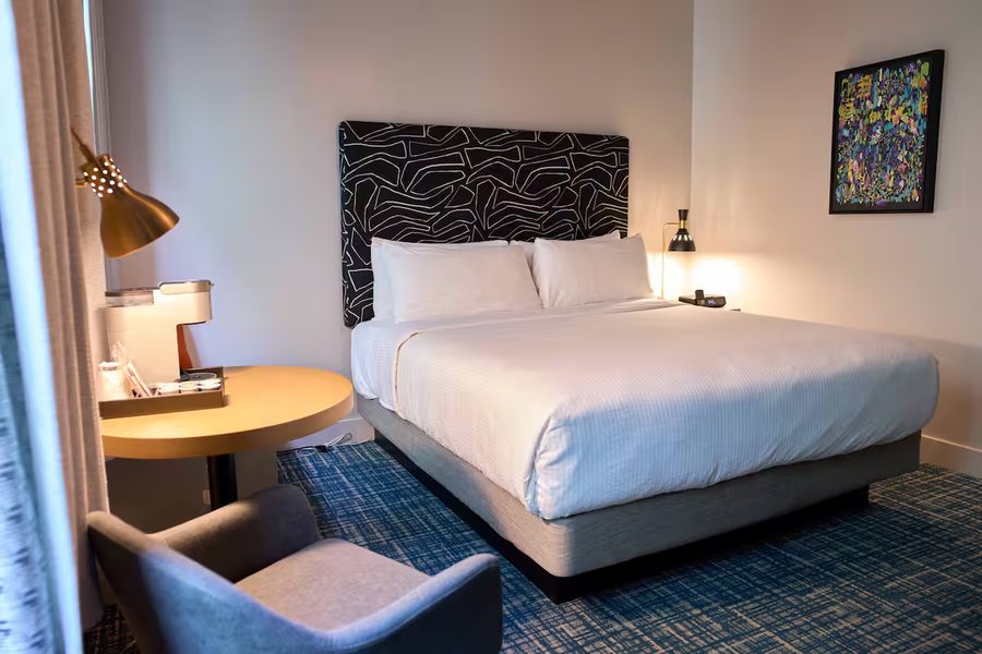 Hotel Garrett — Guest room