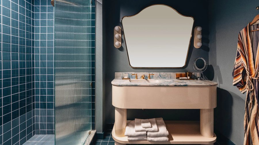 Hotel Genevieve — Bathroom