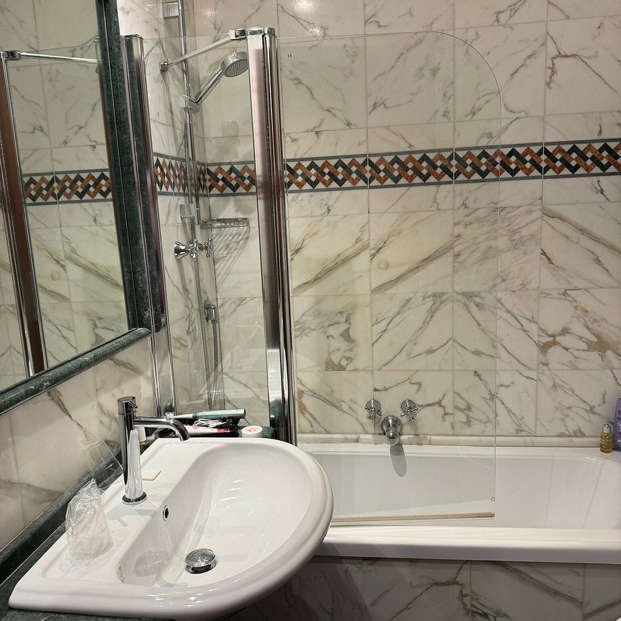 Hotel Genova Roma — Bathroom