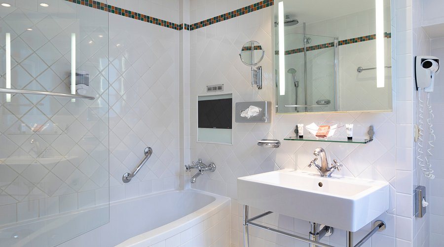 Hotel Georgette — Bathroom