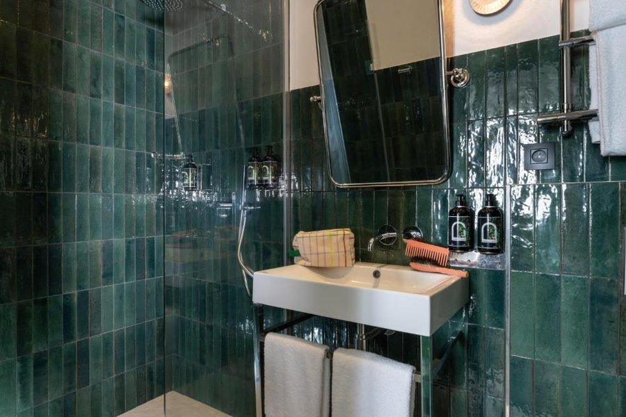 Hotel Ginette A La Folie — Bathroom