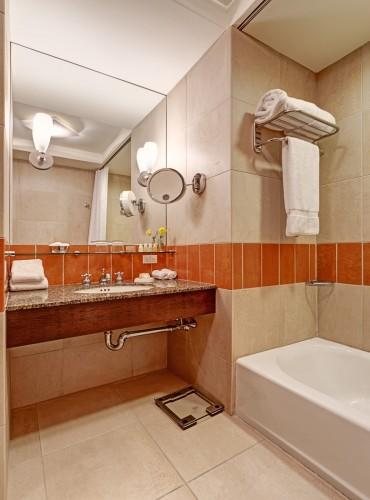 Hotel Giraffe by Library Hotel Collection — Bathroom
