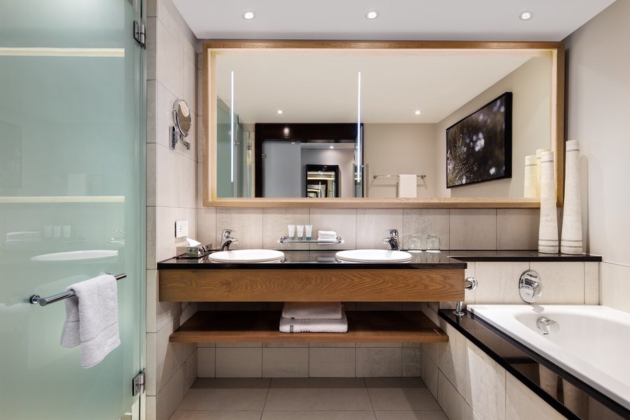 Hotel Glencairn — Bathroom
