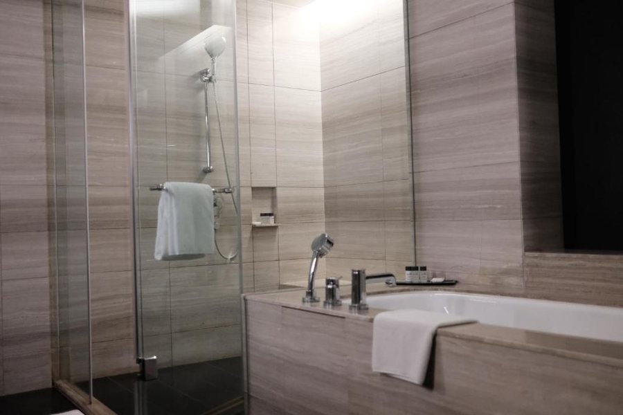 Hotel Global Inn A Unit By Quality Inn — Bathroom