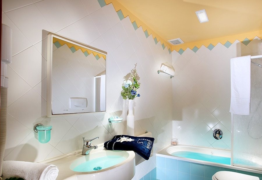 Hotel Globus — Bathroom