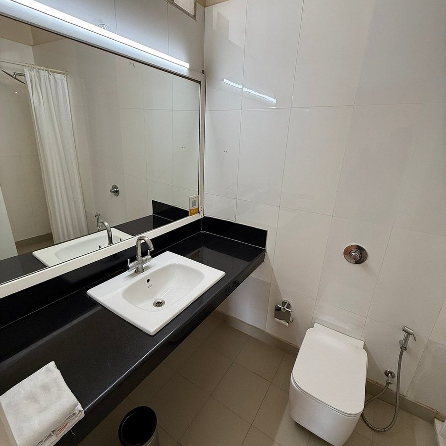 Hotel Glow Inn — Bathroom