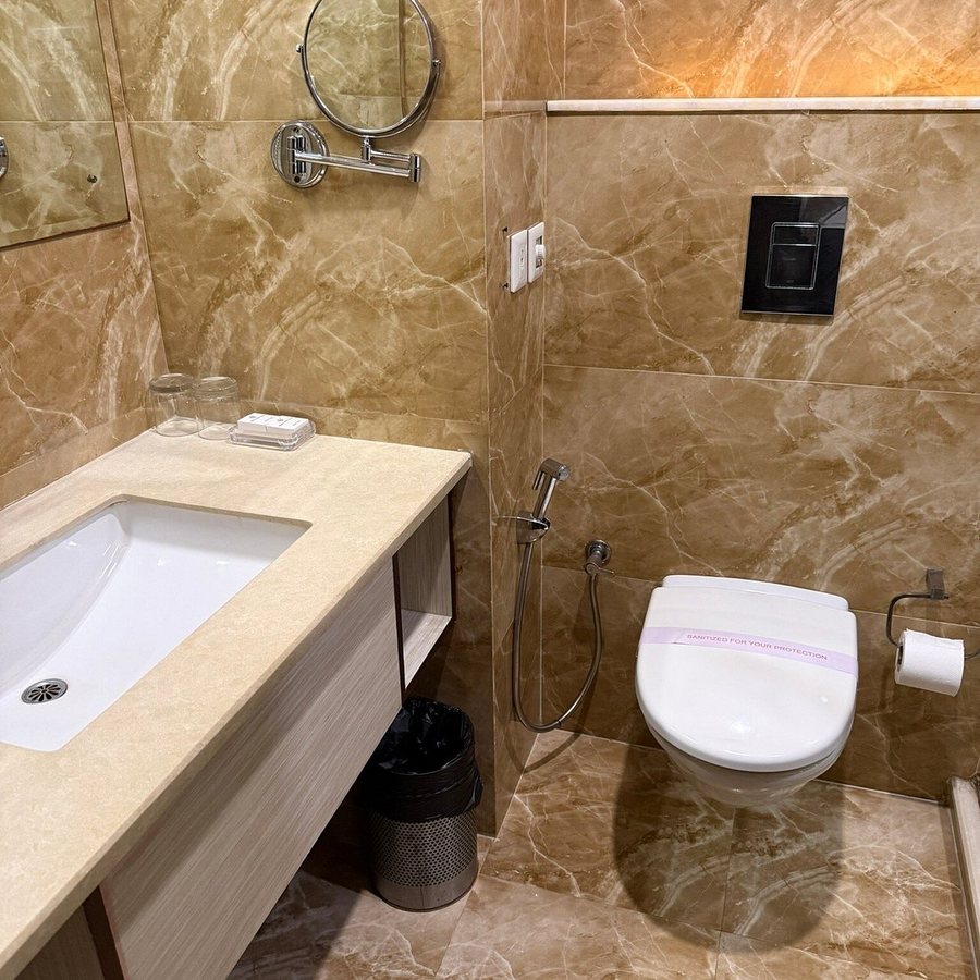 Hotel Golden Grand — Bathroom