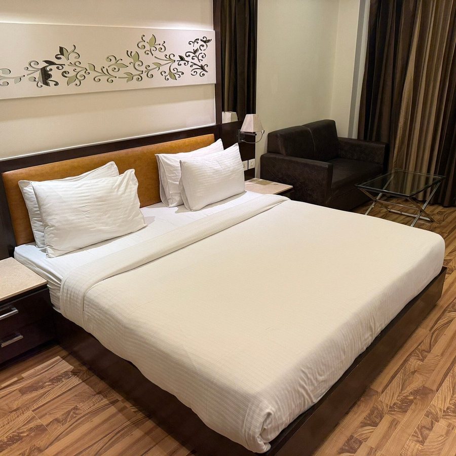 Hotel Golden Grand — Guest room