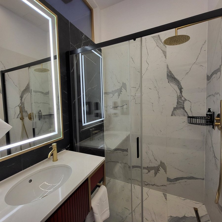 Hotel Golden Queen — Bathroom