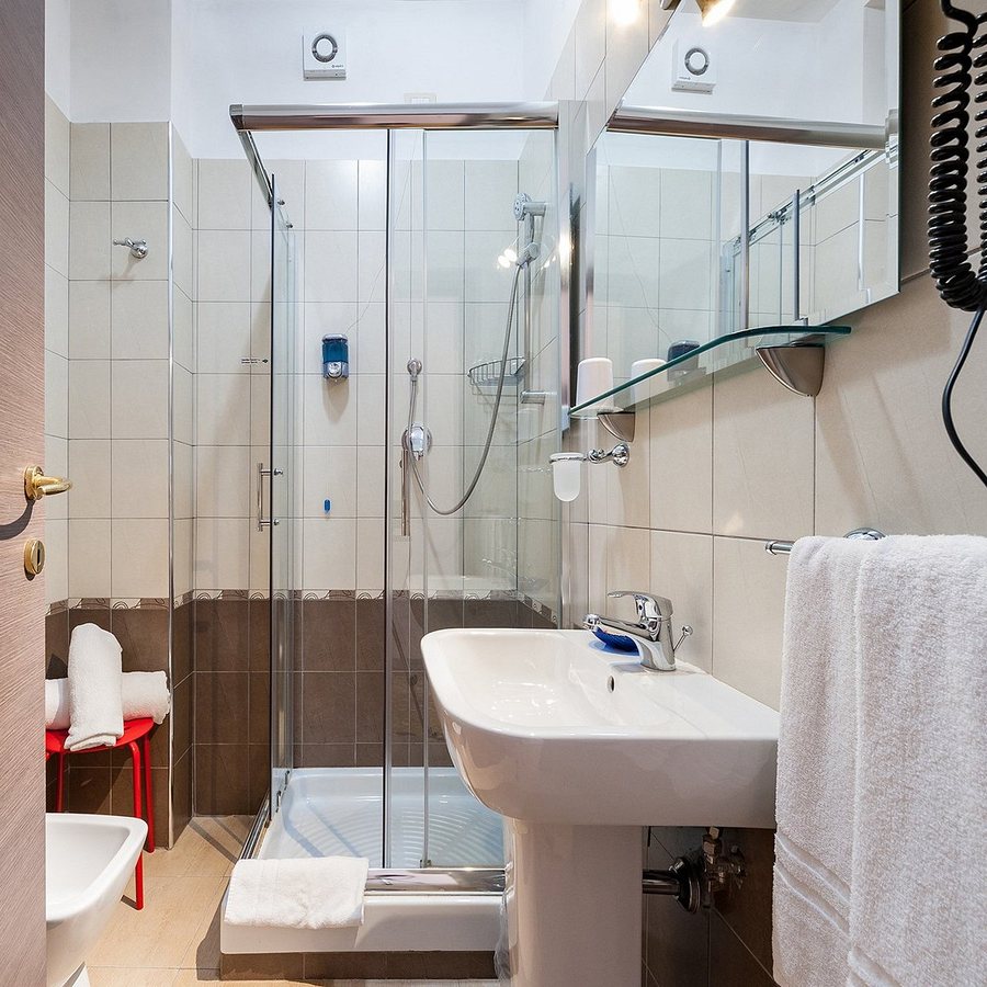 Hotel Golden — Bathroom