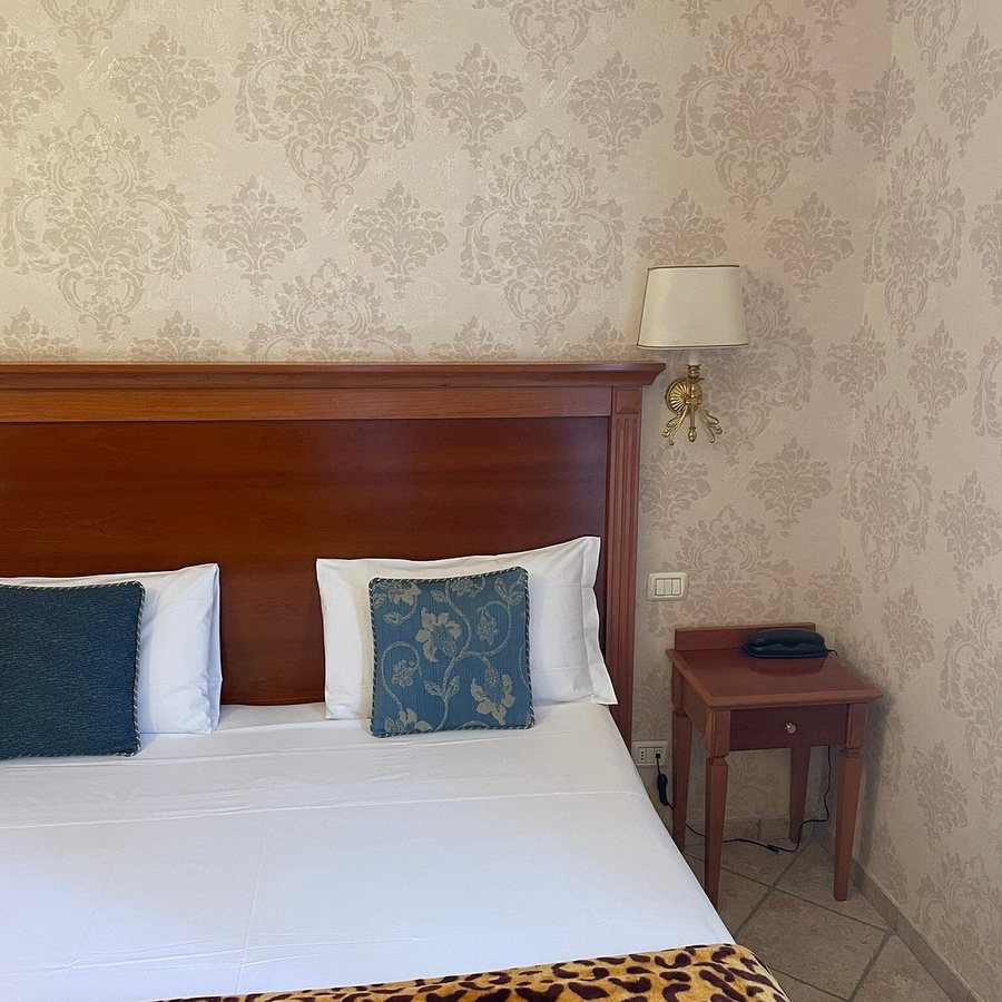 Hotel Golden — Guest room