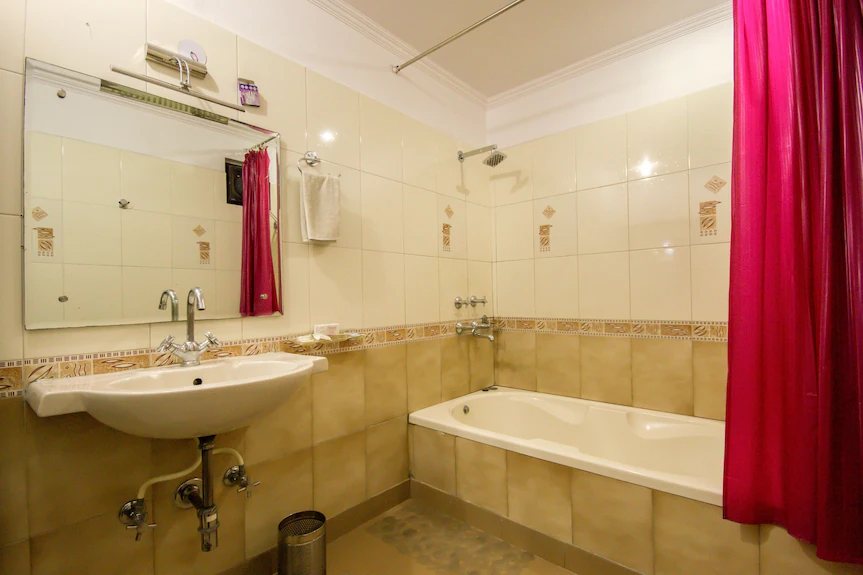 Hotel Good Palace Karol Bagh — Bathroom