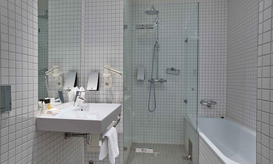 Hotel Graf Stadion — Bathroom