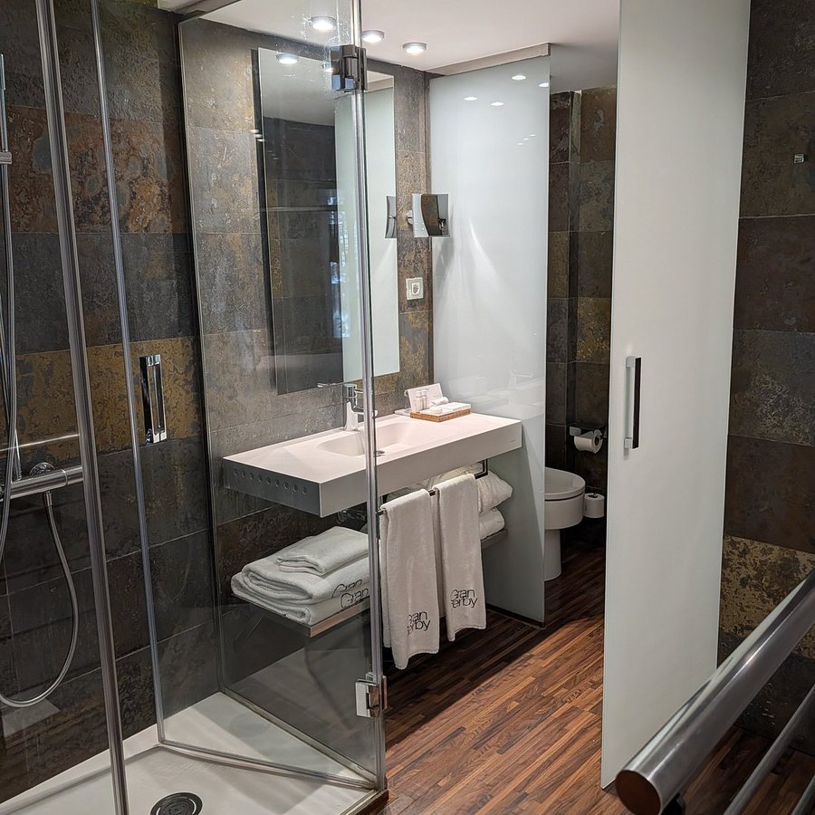 Hotel Gran Derby Suite — Bathroom