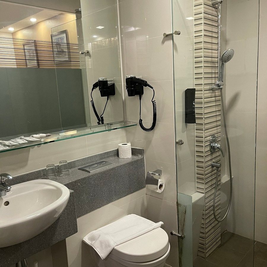 Hotel Grand Central — Bathroom