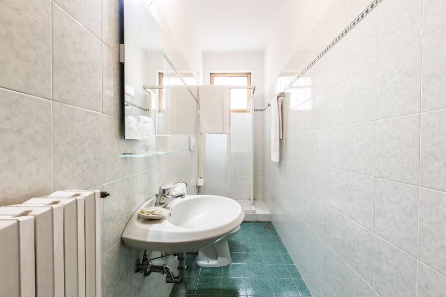 Hotel Guerrini — Bathroom
