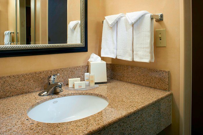 Hotel Gurnee — Bathroom