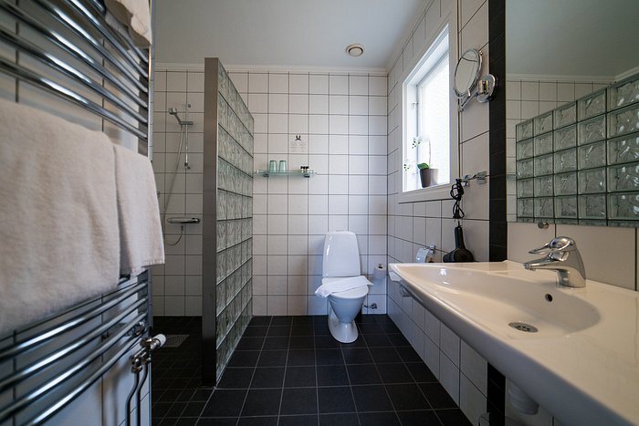 Hotel Gyllene Uttern — Bathroom