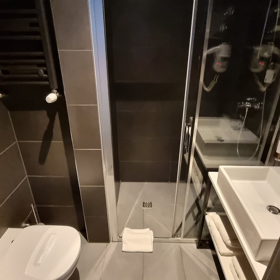 Hotel H12 — Bathroom
