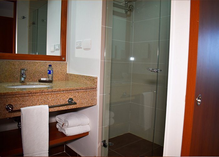 Hotel Habitel Select Bogota — Bathroom