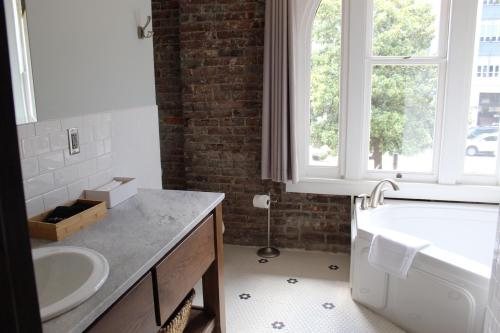 Hotel Hale — Bathroom